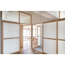襖と障子のあいだ 布框戸 ぬのかまちど 襖のようなシンプルさと障子のような透過性 二つの建具をいいとこ取りした 新しい建具 布 を張ってつくる引き戸で サイズオーダー可能 今ある障子や襖と取り替えok 部屋の衣替え 切り口の提案としていかがでしょうか