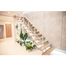 ドラマ撮影に採用 一本桁デザインがおしゃれなスケルトン階段 セブン工業 Powered By イプロス